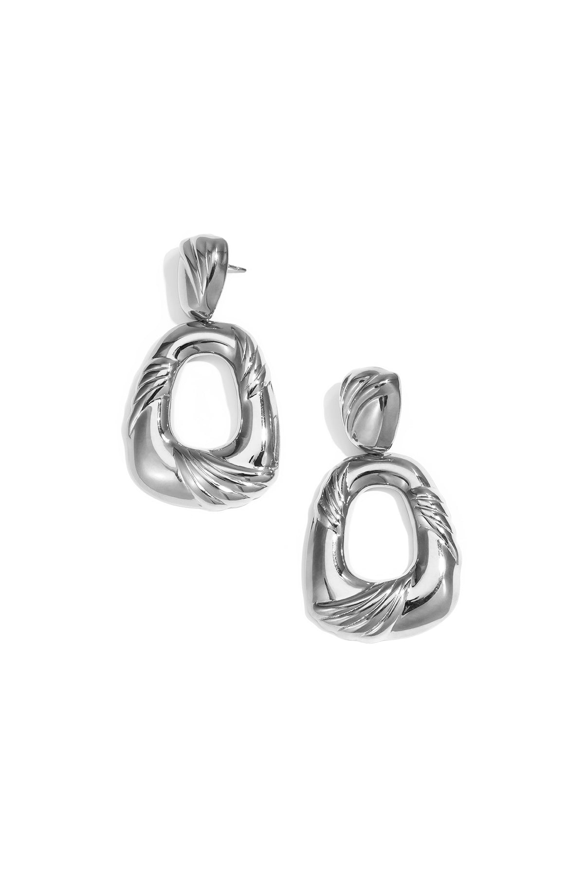 Teardrop-shaped statement earrings 