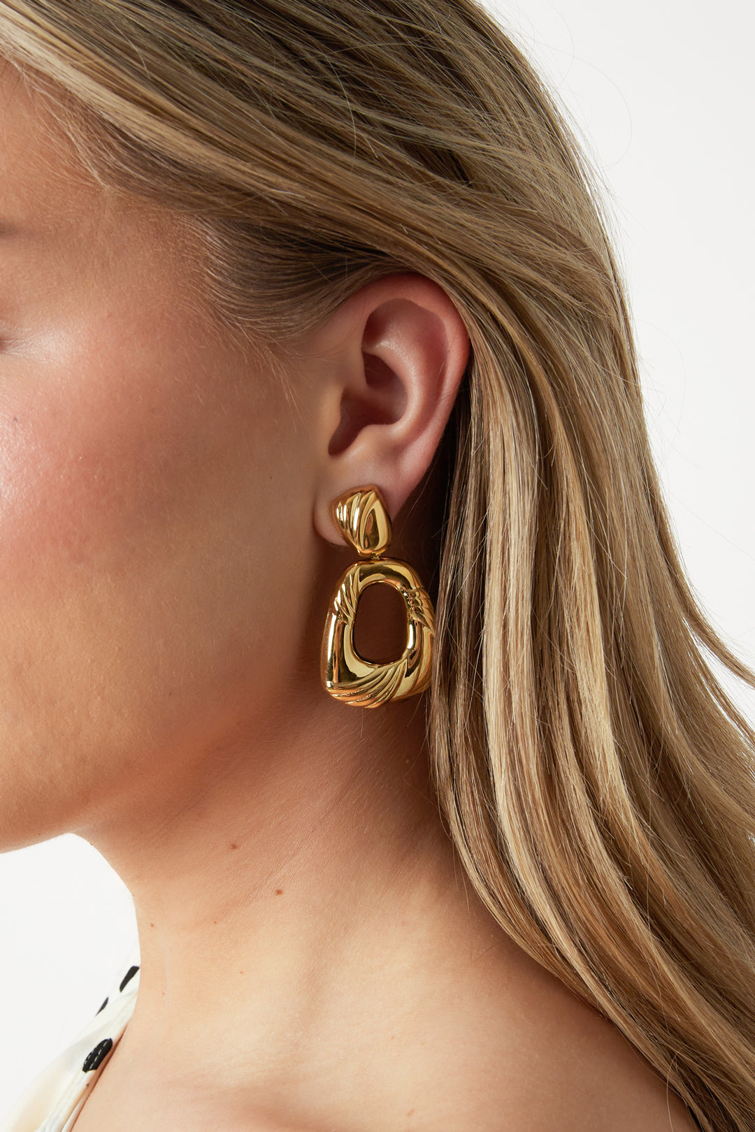 Teardrop-shaped statement earrings 