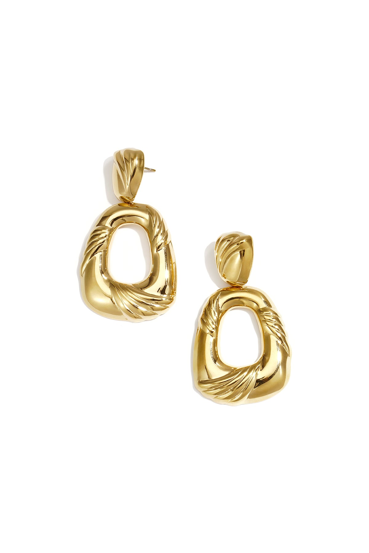 Teardrop-shaped statement earrings 